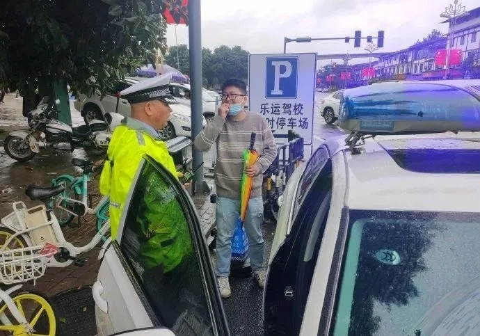 大佛景區(qū)暖心交警幫助游客尋找走散家人