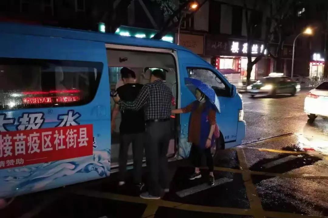 海棠街道縣街社區(qū)協(xié)調(diào)車輛轉(zhuǎn)運行動不便群眾接種疫苗